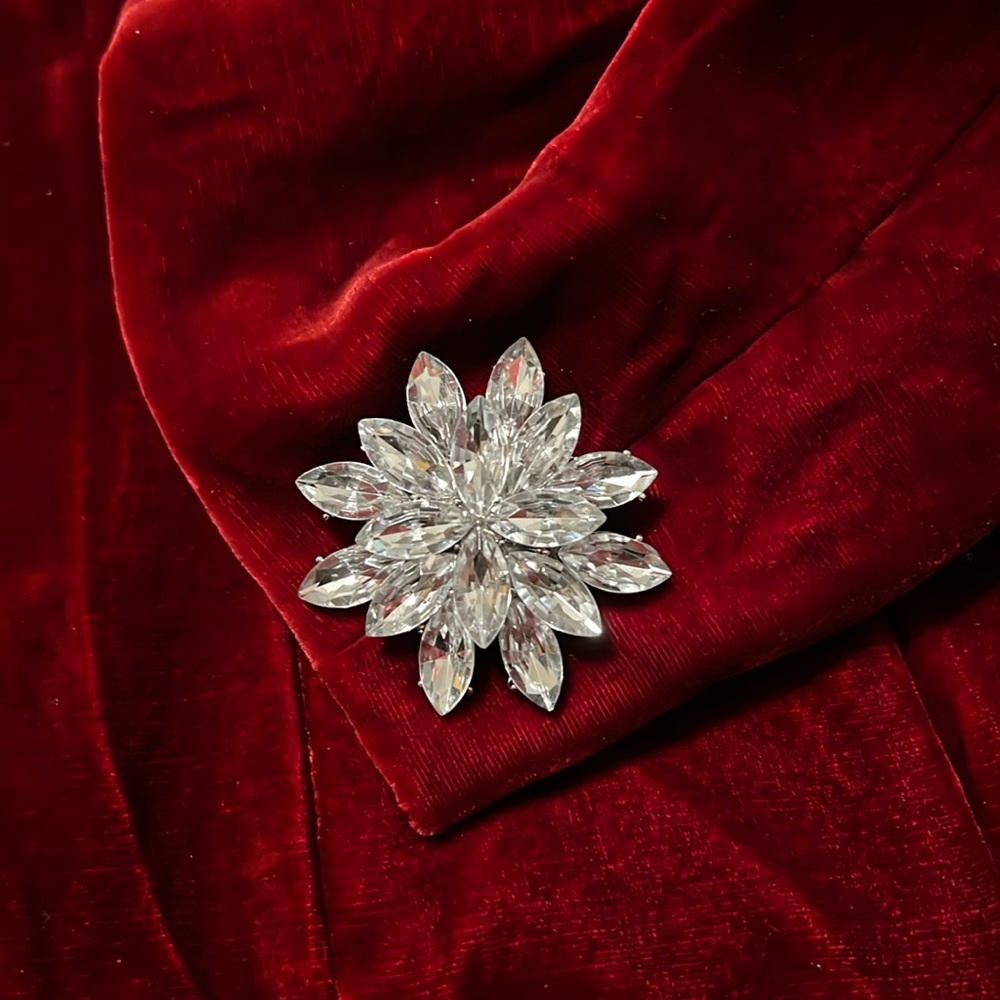 🎁Rhinestone Brooch 2x2 inches
